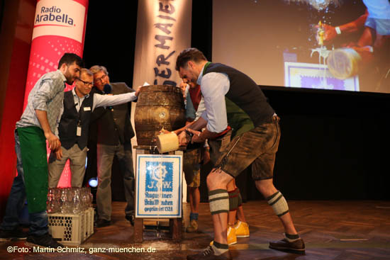 Simon Böer und Michael Klammer zapften an (©Foto: Martin Schmitz)